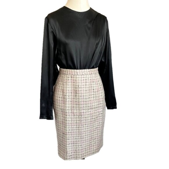 Pink / Cream Bouclé Blazer Skirt Suit - 8/Medium, very Chanel! - Picture 7 of 16